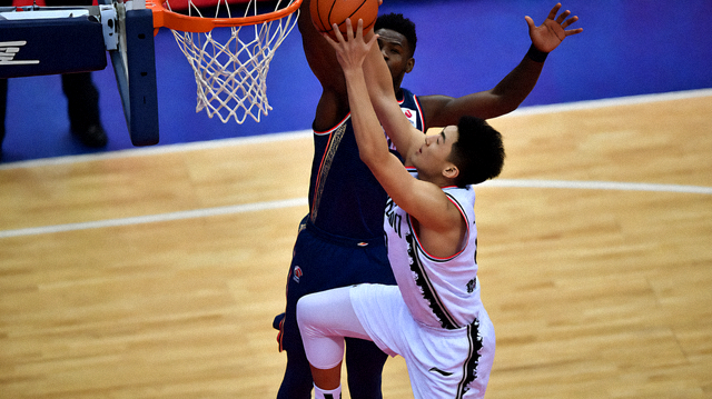 篮球比赛现场球员在篮下争抢篮板球